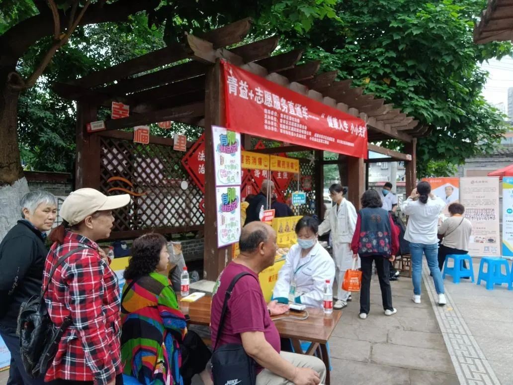 青羊志愿服務(wù)直通車開到了居民家門口